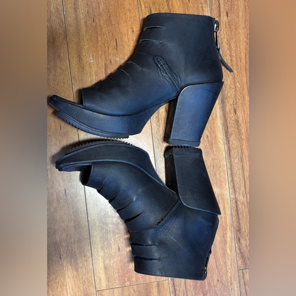 Fluevog Prepare Axe black slotted open toe platform sandal size 10.5 - Picture 4 of 5